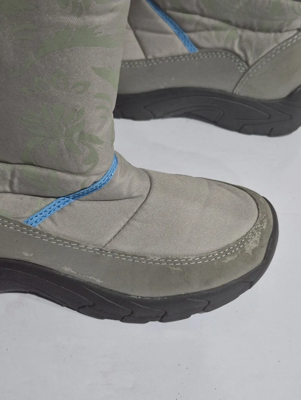 Women’s Light Gray Winter Boots with Blue Accent Size 7